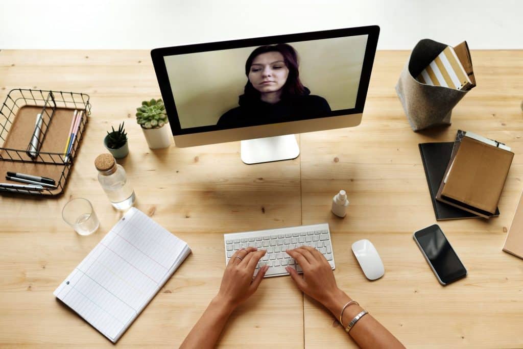 Bureau vu de dessus pendant une consultation en visioconférence