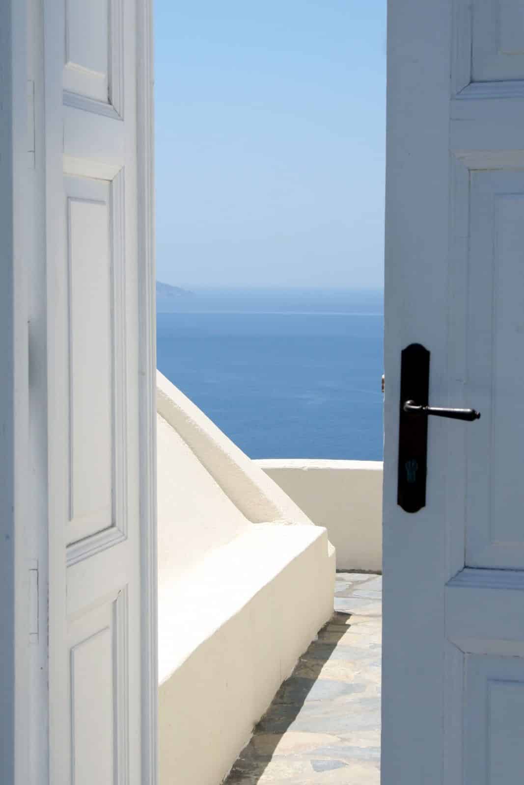 Porte bleue ouverte sur la mer
