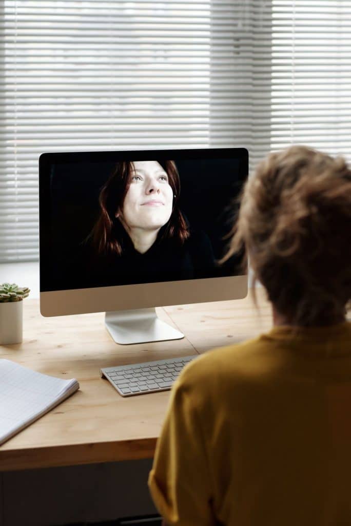 Personne en séance de visioconférence avec sa psychologue